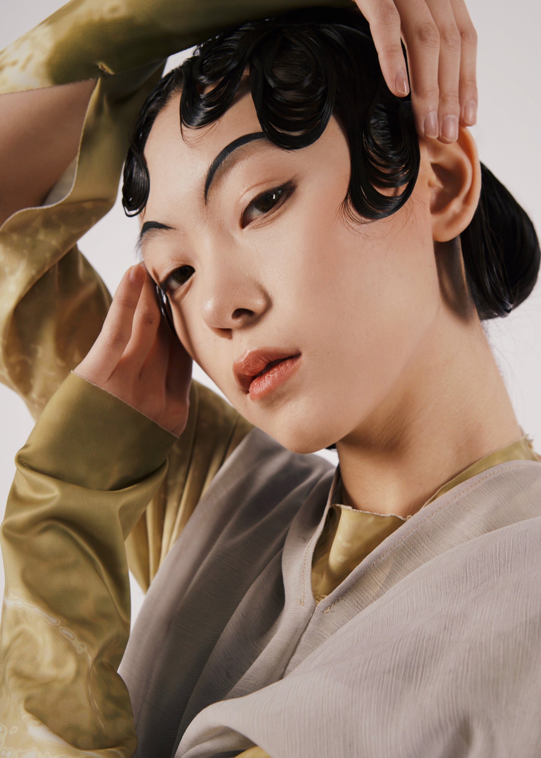 Traditional Chinese Fashion Portrait